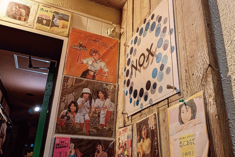 店頭には懐かしのレコードジャケットが掲示されている