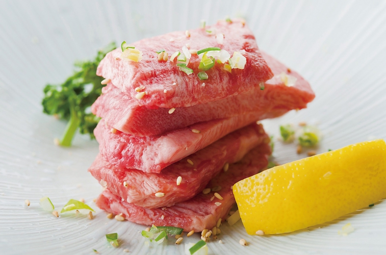 味濃厚な味わいでやわらかな食感「厳選タンモト」2,800円は常連客の多くが注文する人気の1品