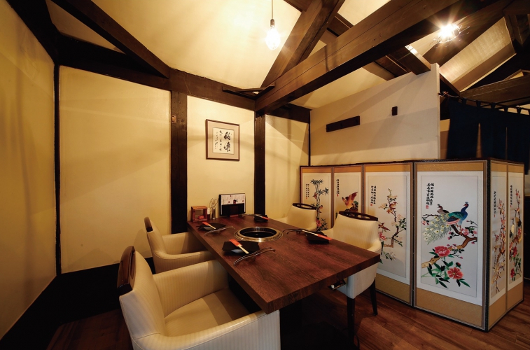 韓国の雰囲気が漂う2階のテーブル席、個室も完備している