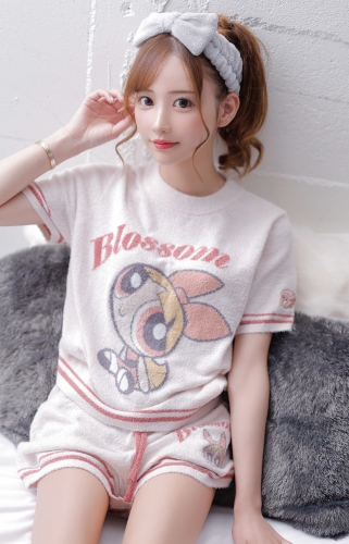 小柄ながらもスタイル抜群のみれなちゃん