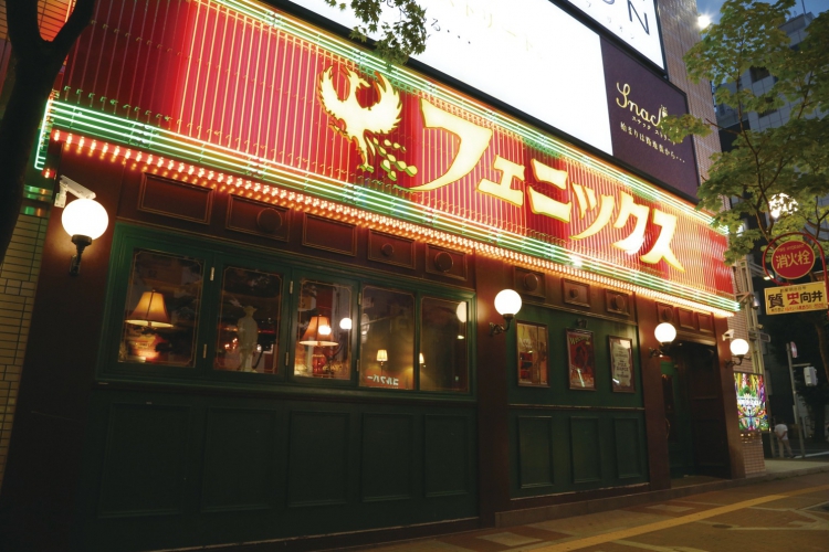 場所は5条通りの路面店、煌めく巨大ネオンが目印