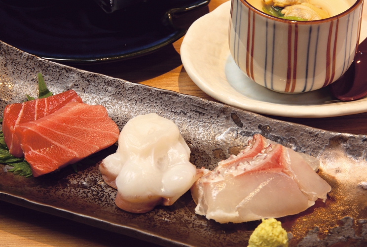 人気の刺身3点盛りとアサリの冷製茶碗蒸し