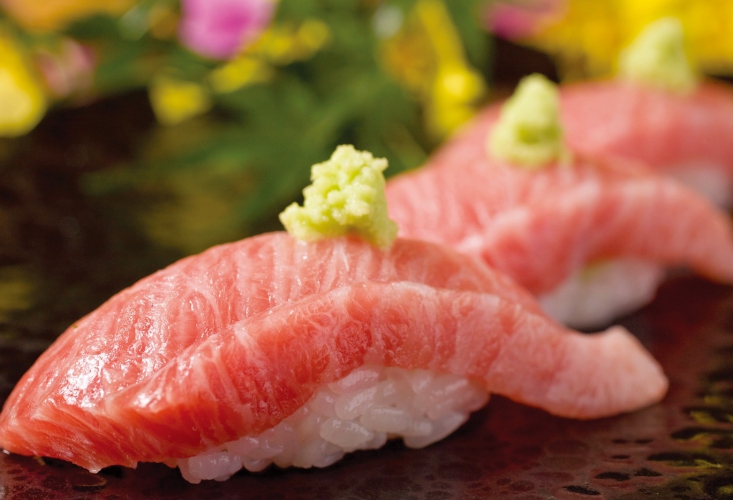 さまざまな産地で迅速に処理された本マグロを使った握り