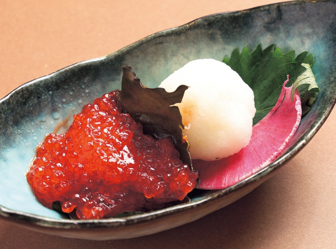 すじこの昆布〆968円は濃厚な奥深い旨みが広がる逸品、滑らかな口当たりで日本酒のお供にピッタリ