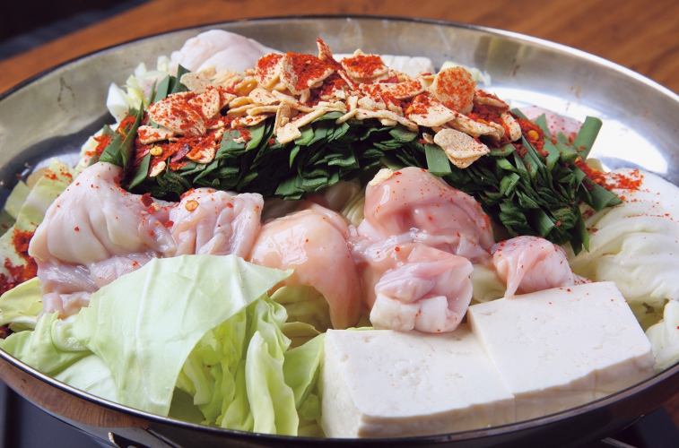 醤油ベースのスープを使った福岡の有名老舗直伝レシピの博多モツ鍋2,000円