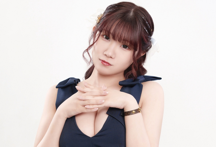 ネコ目と涙ぼくろがチャームポイントの茉莉ママ