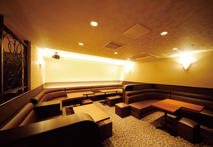 広々とした10卓のボックス席。一緒に働いてくれるスタッフ募集中