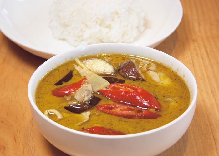 スパイスとペーストを使ったグリーンカレー1,200円は多くの人に好評