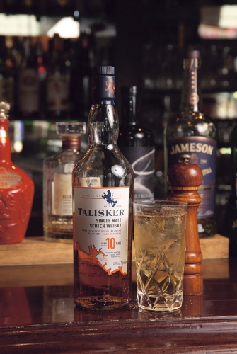 「TALISKER(タリスカー)10年」のスパイシーハイボール1,150円、仕上げに粗挽きの黒胡椒をふりかける
