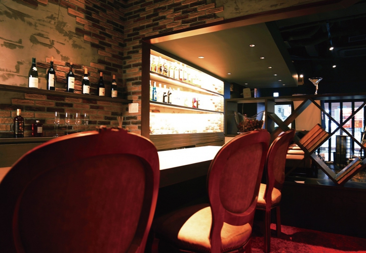 ゆったりとした落ち着きのあるバーカウンター