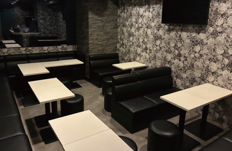 店内はシックで落ち着きのある空間