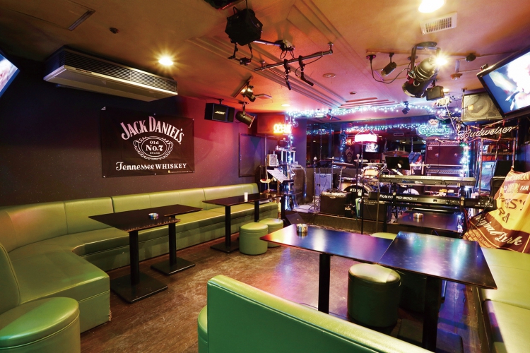 ボックス席のほか、カウンター席も設置され、1人で訪れても安心 