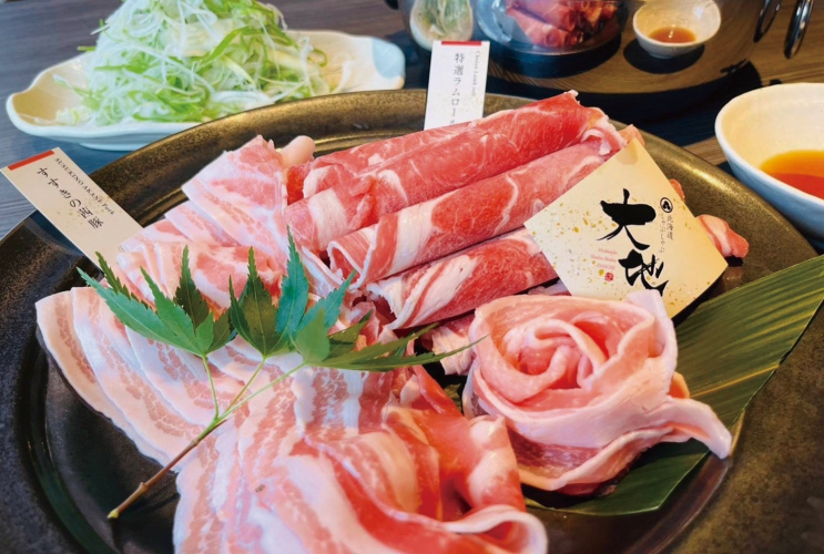 道産和牛セット（1人前）4,000円～。俵おにぎり2個、生ラーメン、野菜おかわり可