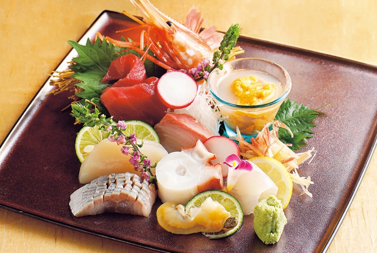「お刺身9種盛」3,300円。この日のネタはニシン、ホタテ、本マグロ、カンパチ、ボタンエビ、塩水ウニ