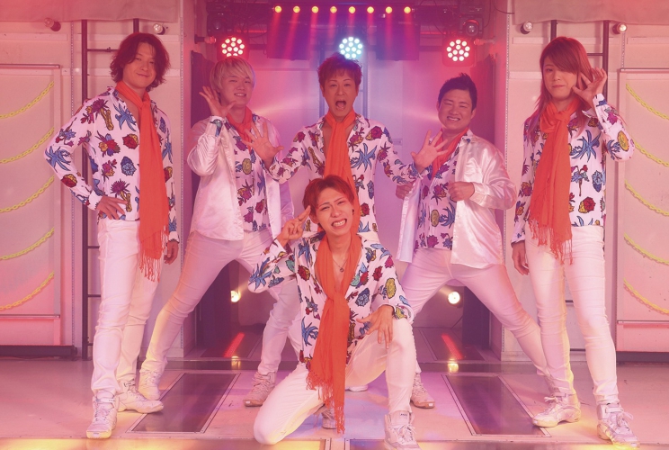ショーは、火~木曜(1)22:30~(全3回)、金・土・祝前日(1)21:30~(2)23:30~(全4回)