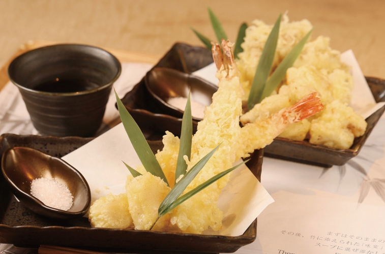 揚げたてサクサク、素材の旨みを閉じ込めた「天婦羅」。スープに浸して食べても美味しい