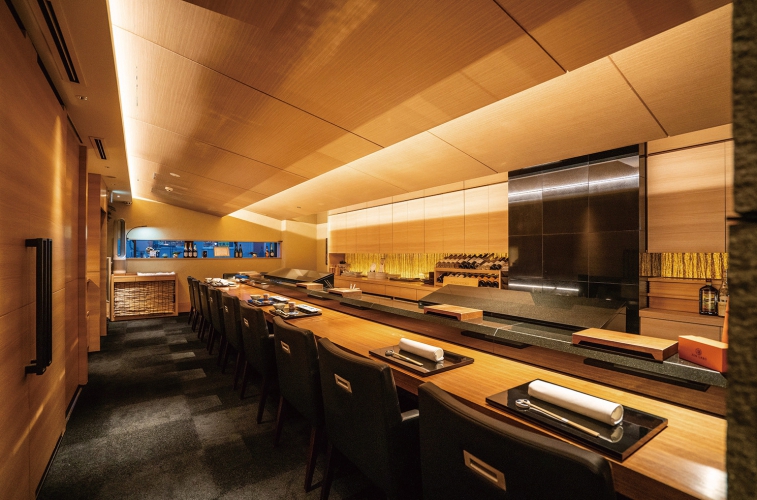 ゆったりとしたカウンター席を中心に、個室も完備されている、大切な人との会食に最適