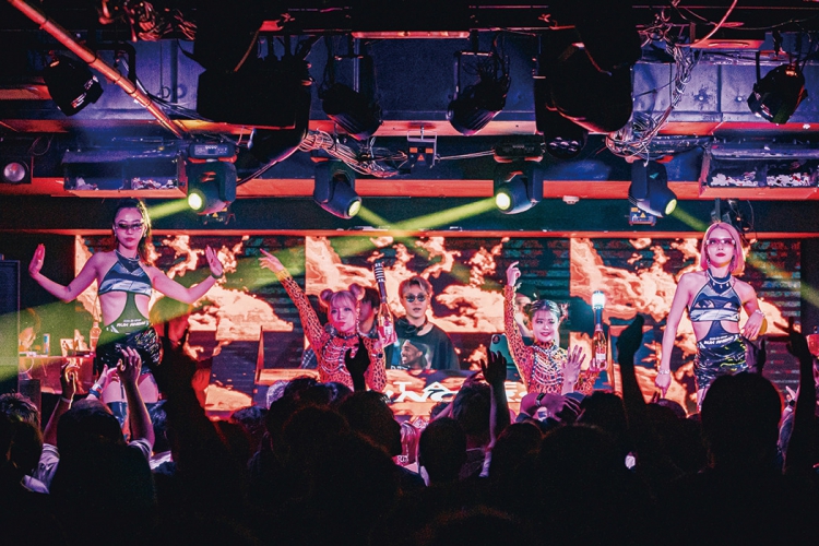 パーティーを彩るダンサーによる華やかな演出でダンスフロアを盛り上げる