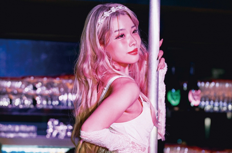 ステージだけではなくバーカウンターでもダンスパフォーマンスが楽しめる