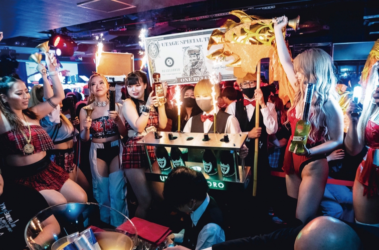 ド派手なシャンパンパレードを開催、さらにテンションが最高潮になる