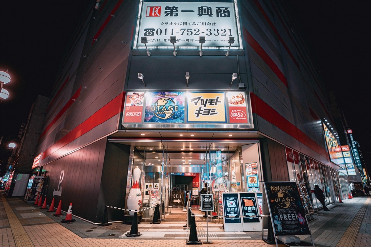 ビル入口からエスカレーターで地下へ、VIP予約は090-6879-2055