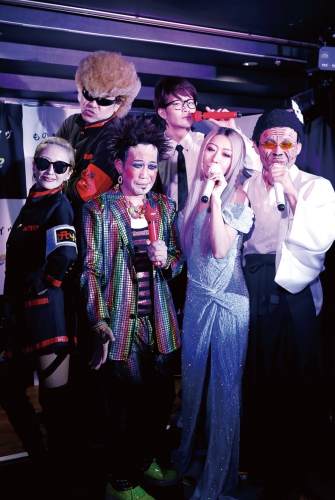 浜崎あゆみ、氣志團、倖田來未、忌野清志郎、北島三郎による世代を超えた豪華ステージ。個性豊かなモノマネレパートリーの数々は見る者を飽きさせない