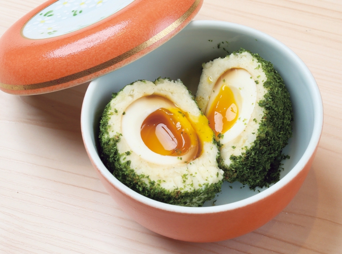 手間ひまかけた創作メニュー「青のりと煮卵のポテサラ」、美味しさはもちろん、見た目も楽しく人気