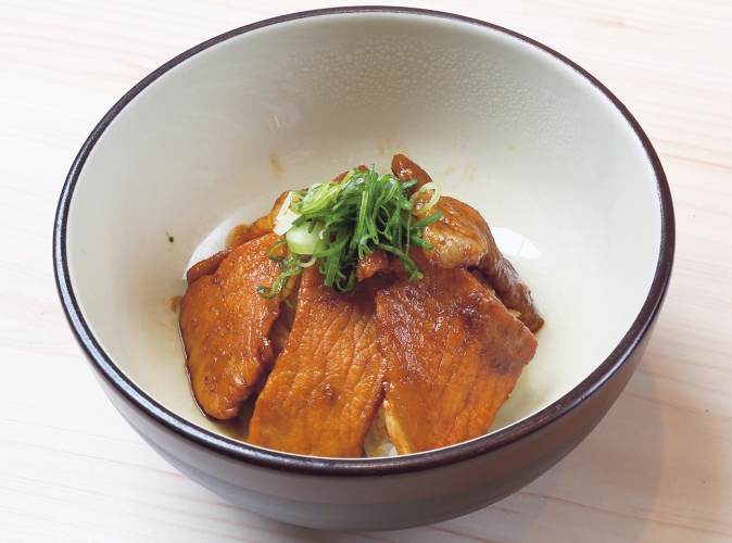 「お出汁で食べる豚丼」800円など、ごはん、麺類なども豊富に用意