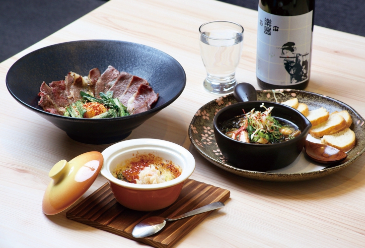 「蟹たっぷりグラタンいくらがけ」（手前）、「白老牛のニラ玉ユッケ」（左）は女将オススメの1品