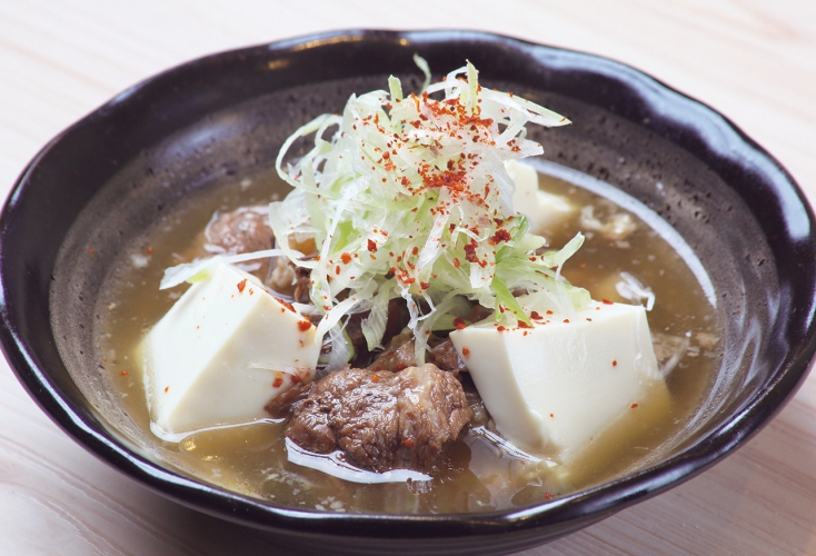 じっくり丁寧に煮込んだ看板メニューの「十勝豊西牛すじ塩こうじ煮込み」、ぜひ味わってみて