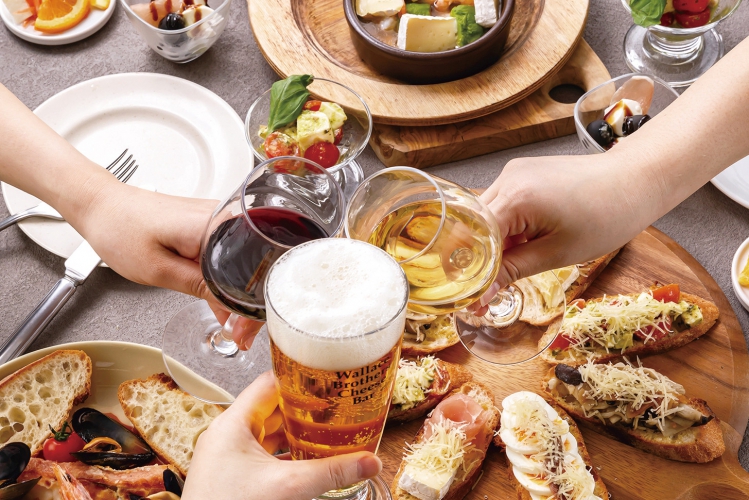 さまざまなチーズを使った美味しい料理とお酒で乾杯