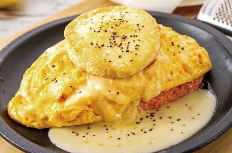とろ~りカマンベールチーズを贅沢にトッピングしたチーズオムライス「こぼれチーズの焼きオムドリア」1,628円