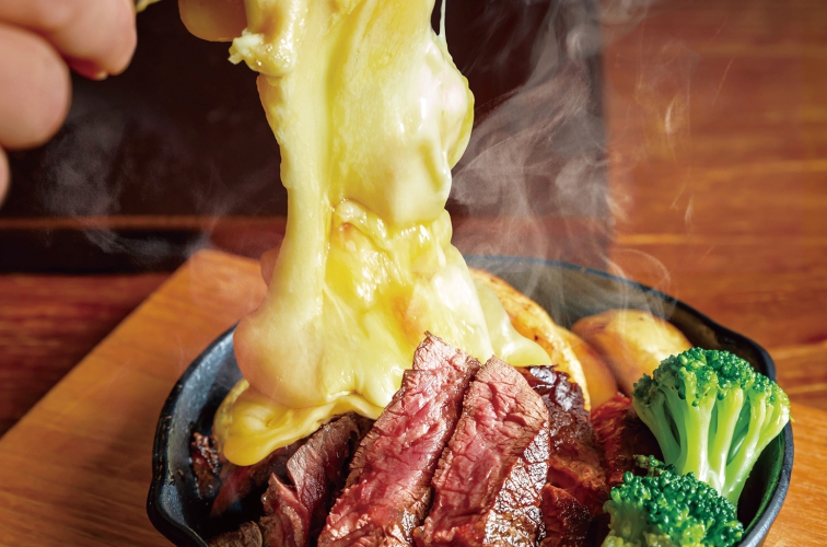柔らかくてジューシーなサガリ肉のステーキにたっぷりのラクレットチーズをトッピングした「サガリ肉のラクレットチーズがけ」1,749円