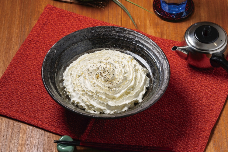 大人気、白い明太チーズクリームうどん、クリームの下は粉チーズや明太子など。ダシを加えて味変もまた良し