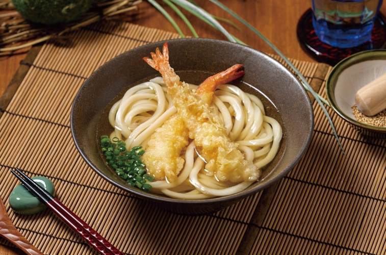 ひと際存在感を放つ大きなエビを使った海老天うどん1,090円