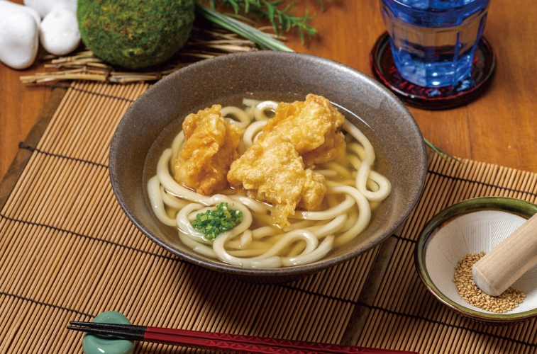 同店の名物の鶏天を贅沢に使った鶏天うどん990円