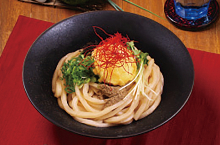 元祖油うどんは特製タレにうどんを絡ませ、風味豊かな焼き煮干しの粉末と半熟玉子天を添えた1品
