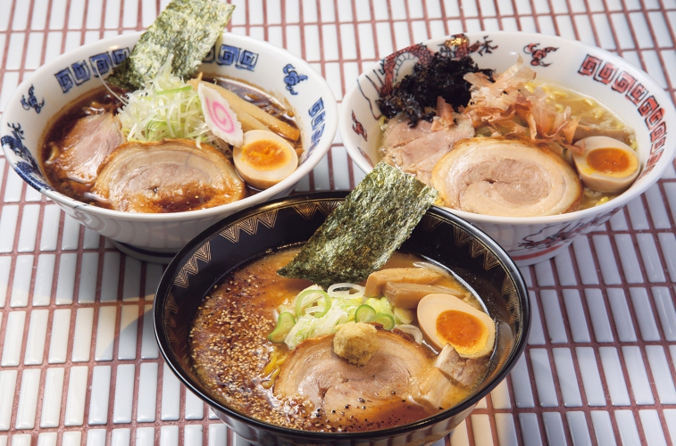 麹で甘みやコク、旨みを引き出した「正油ラーメン」1,050円、白湯スープと特製焙煎味噌スープを組み合わせた「味噌ラーメン」1,080円、岩のりと鰹節がアクセントになった「塩ラーメン」1,050円