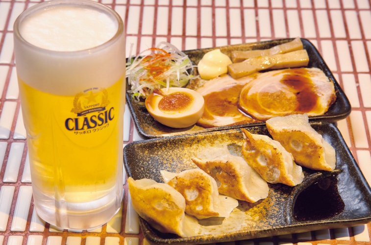 ビールのお供である「餃子(5個)450円」や「おつまみセット」400円。おつまみセットの内容は、チャーシュー2枚、味玉、白髪ネギ、メンマ2本とマヨだれ