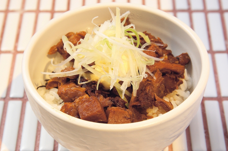 アツアツのごはんに甘しょっぱいタレが染みたチャーシューが乗った「チャーシューマヨ丼」450円