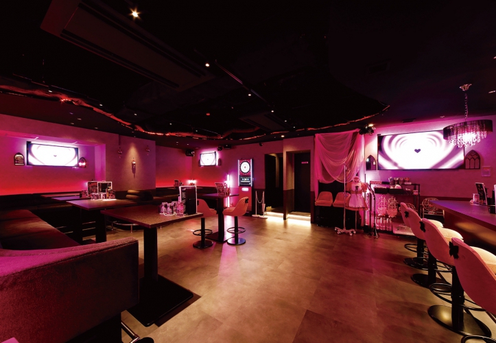 ピンクと紫のライトで彩られる妖艶な雰囲気