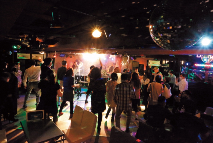いつでも熱気に満ち溢れているステージ前のダンスフロア