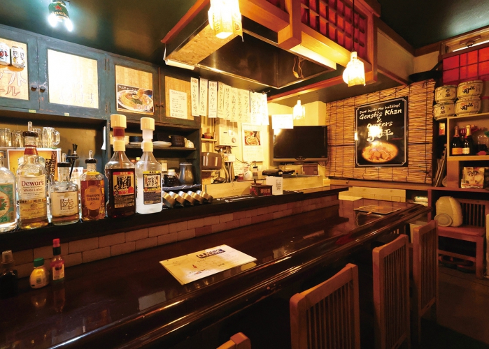 喧騒から少し離れた場所に位置する隠れ家のような店