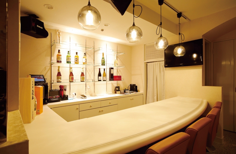 カウンターは5席を完備、“おひとり様”も大歓迎