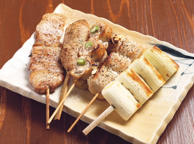 食材へのこだわりが詰まった豊富なメニューがいっぱい、特に串焼は人気で新ひだか町のブランド豚「健酵豚」を使用