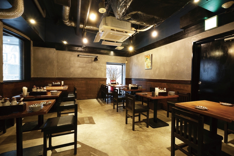 レトロテイスト&木のぬくもりを感じさせる粋な店内