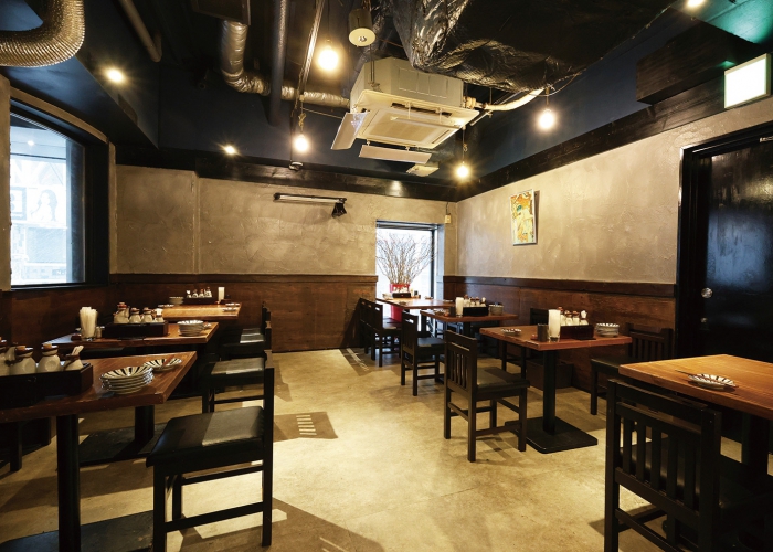 レトロテイスト&木のぬくもりを感じさせる店内