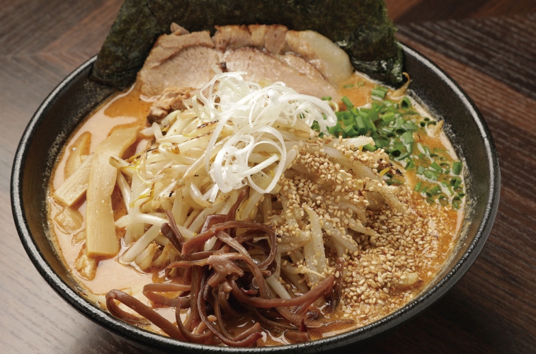 コクと旨みが調和する赤味噌ラーメン990円。お酒の後にもピッタリな濃い目の味付け