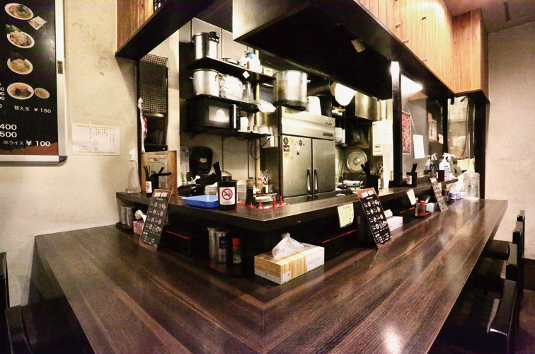 カウンター8席の小ぢんまりとした店内 