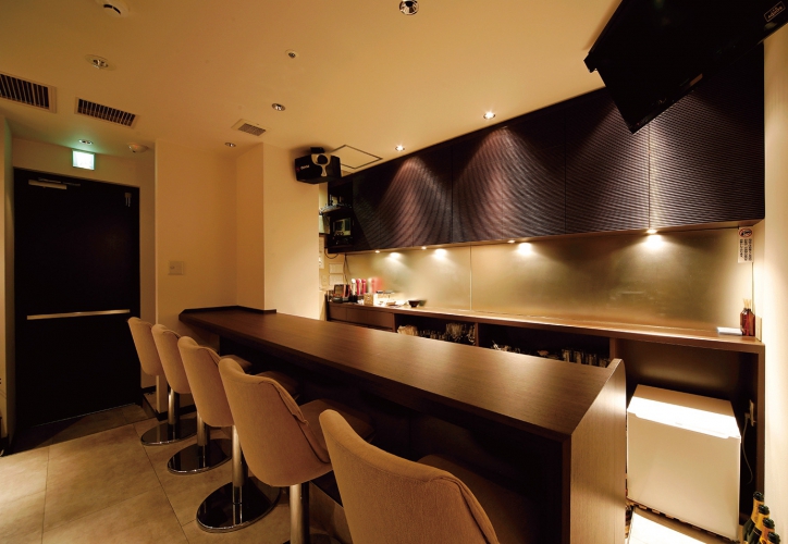 1人でも気軽に楽しめるカウンター5席